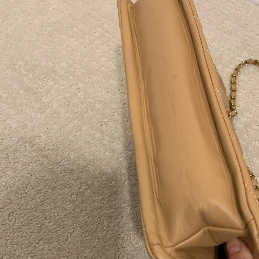 Elegant Quilted Shoulder Bag in Tan - Picture 5 of 6